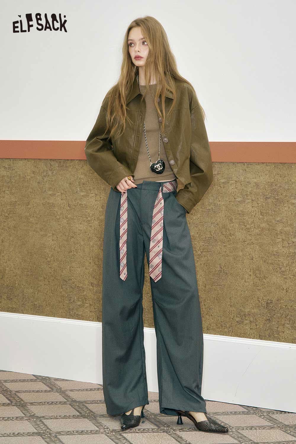 ELFSACK minimalist slim fit top for women styled with wide-leg trousers and a trendy oversized jacket