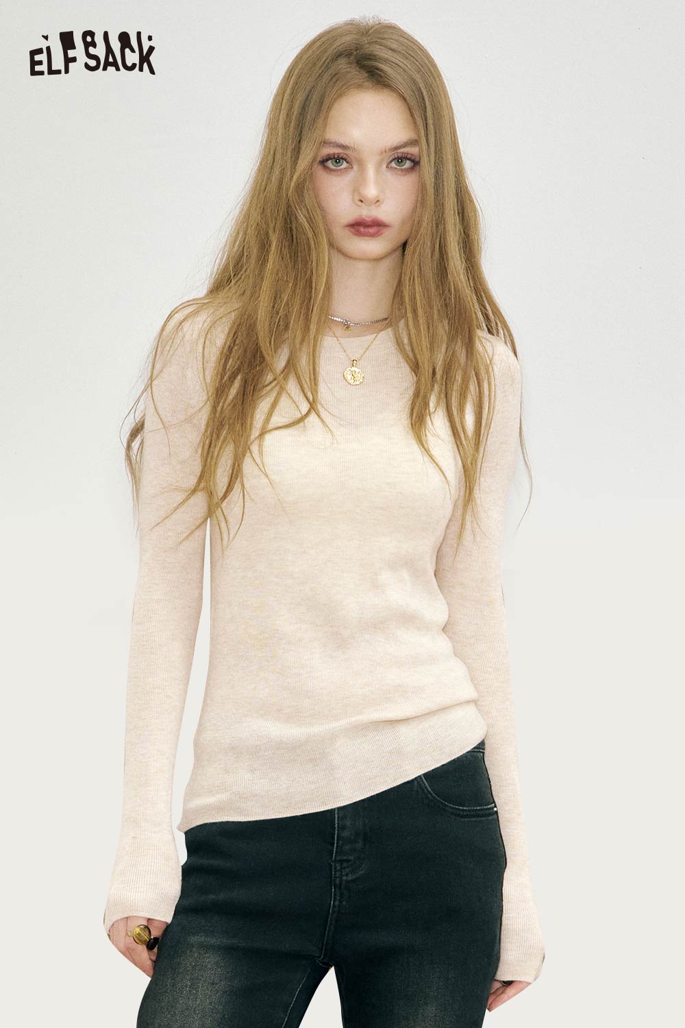 ELFSACK minimalist slim fit top for women in soft beige, perfect for casual or layered outfits