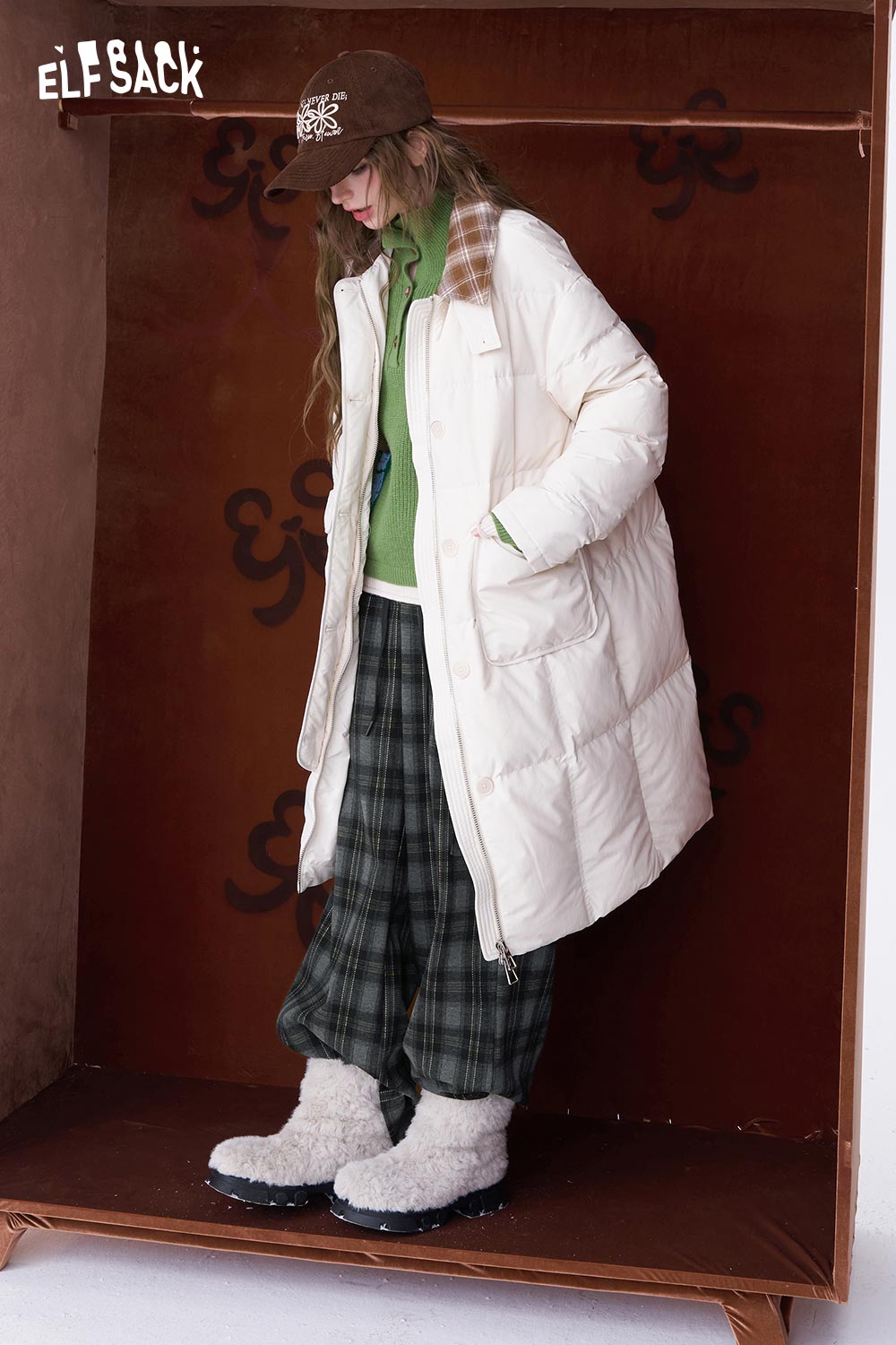 ELFSACK minimalist stripe wide leg pants paired with a cozy jacket and hat for a stylish look
