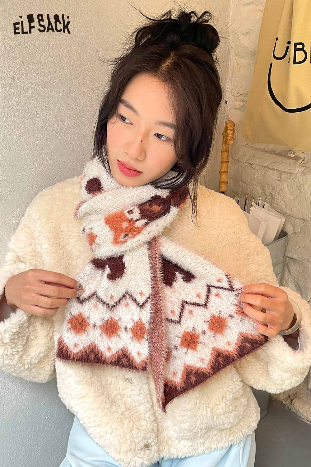 ELFSACK Minimalist Striped Graphic Scarf in Warm Earth Tones for Stylish Winter Wear