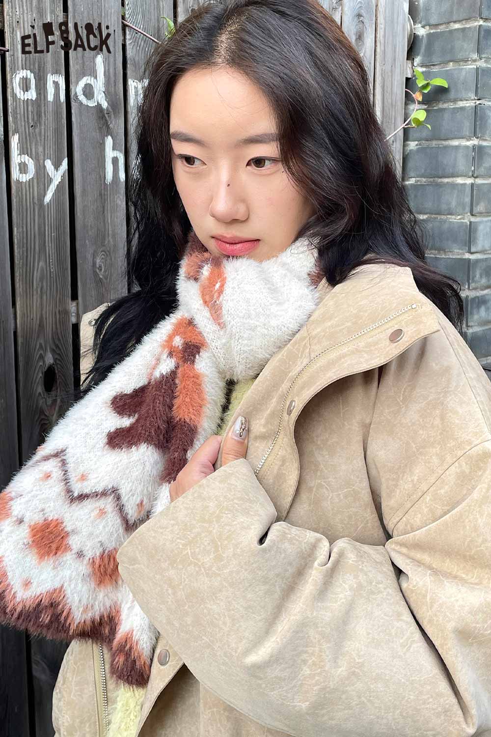 ELFSACK minimalist striped graphic scarf in soft fibers worn by a model with a stylish outerwear