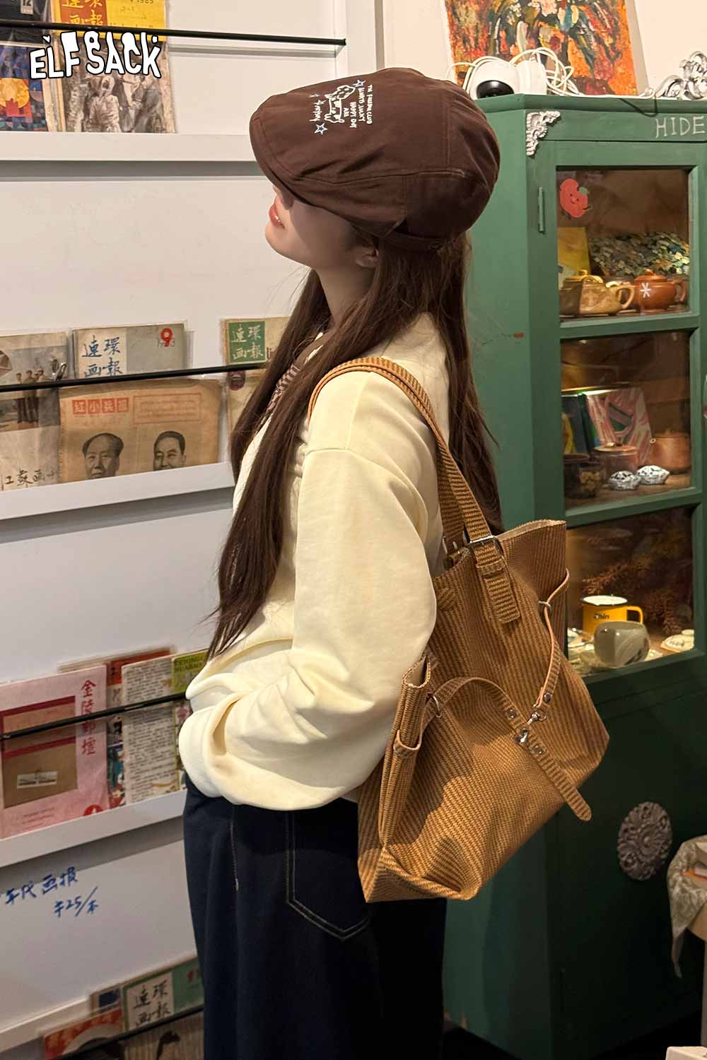 ELFSACK stylish minimalist tote bag for women in corduroy, worn casually with a cozy outfit