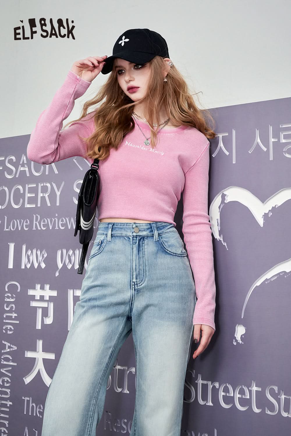 ELFSACK pink long sleeve crop top Alphabet Embroidered T-shirt styled with light wash jeans and black cap