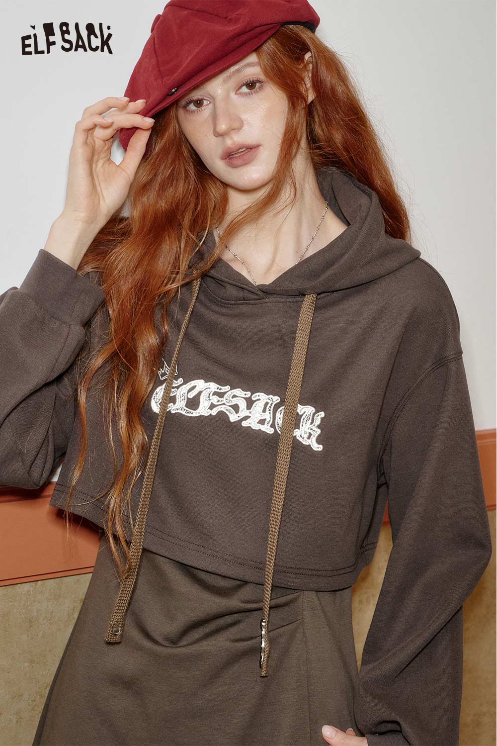 ELFSACK oversized hoodie dress for women in brown with cropped design and stylish lettering