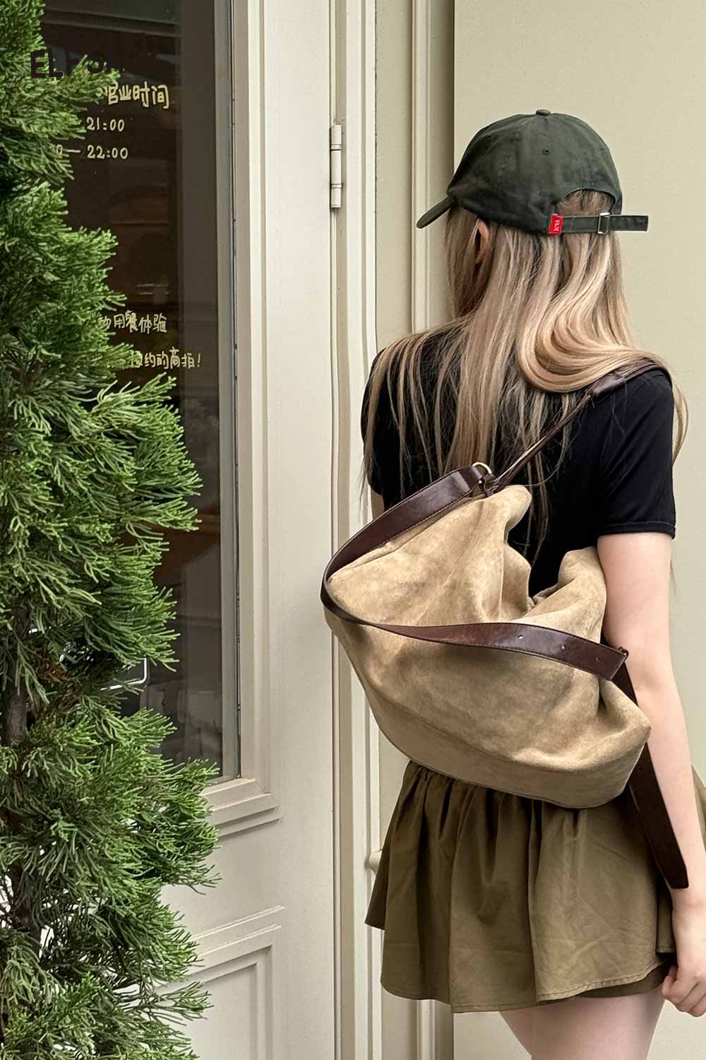 ELFSACK oversized tote bag for women in a stylish outfit featuring a casual look