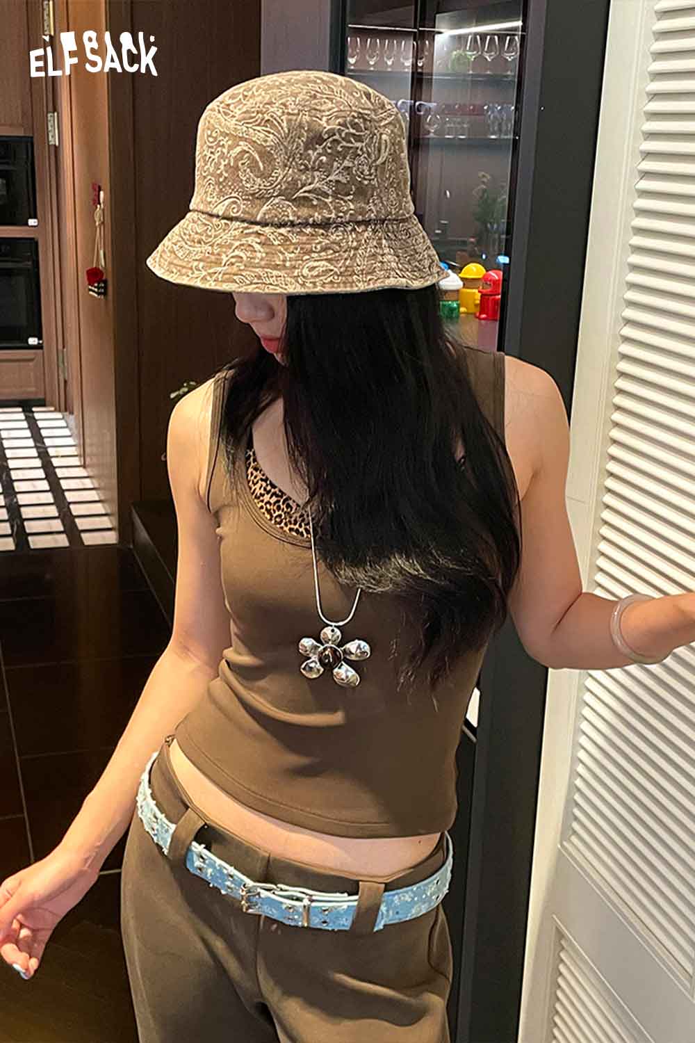 ELFSACK paisley print bucket hat for women in beige with stylish pattern and comfortable fit