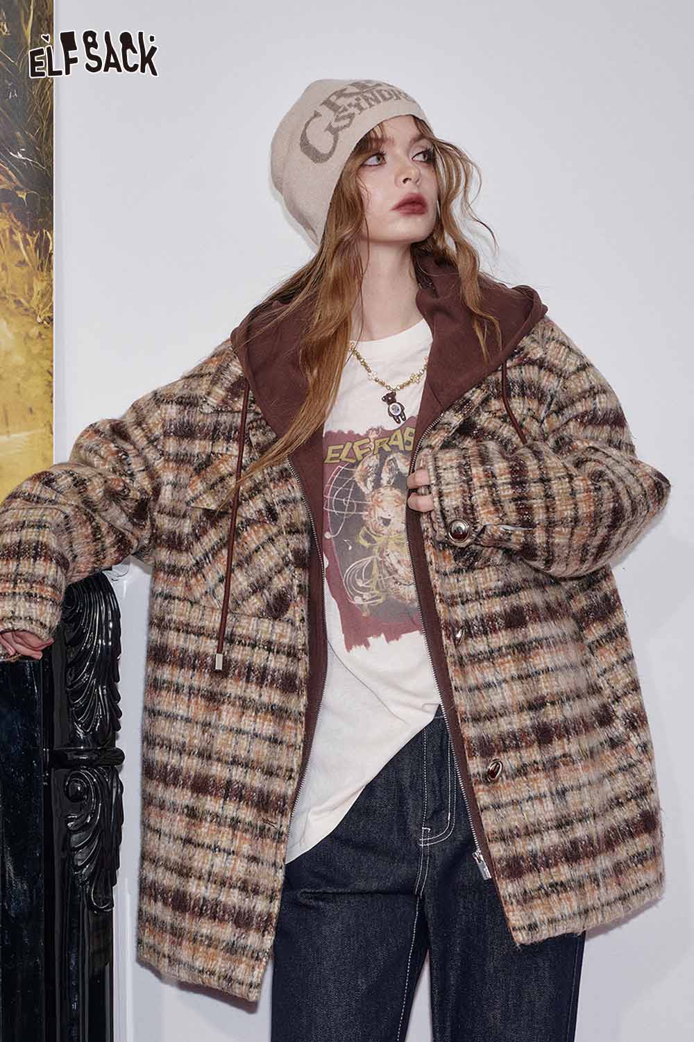 ELFSACK plaid double-breasted long coat in brown tones worn casually with a hoodie and hat