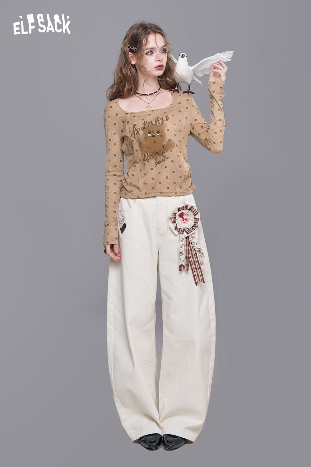 ELFSACK playful graphic print tee for women in light brown with polka dots and unique design details