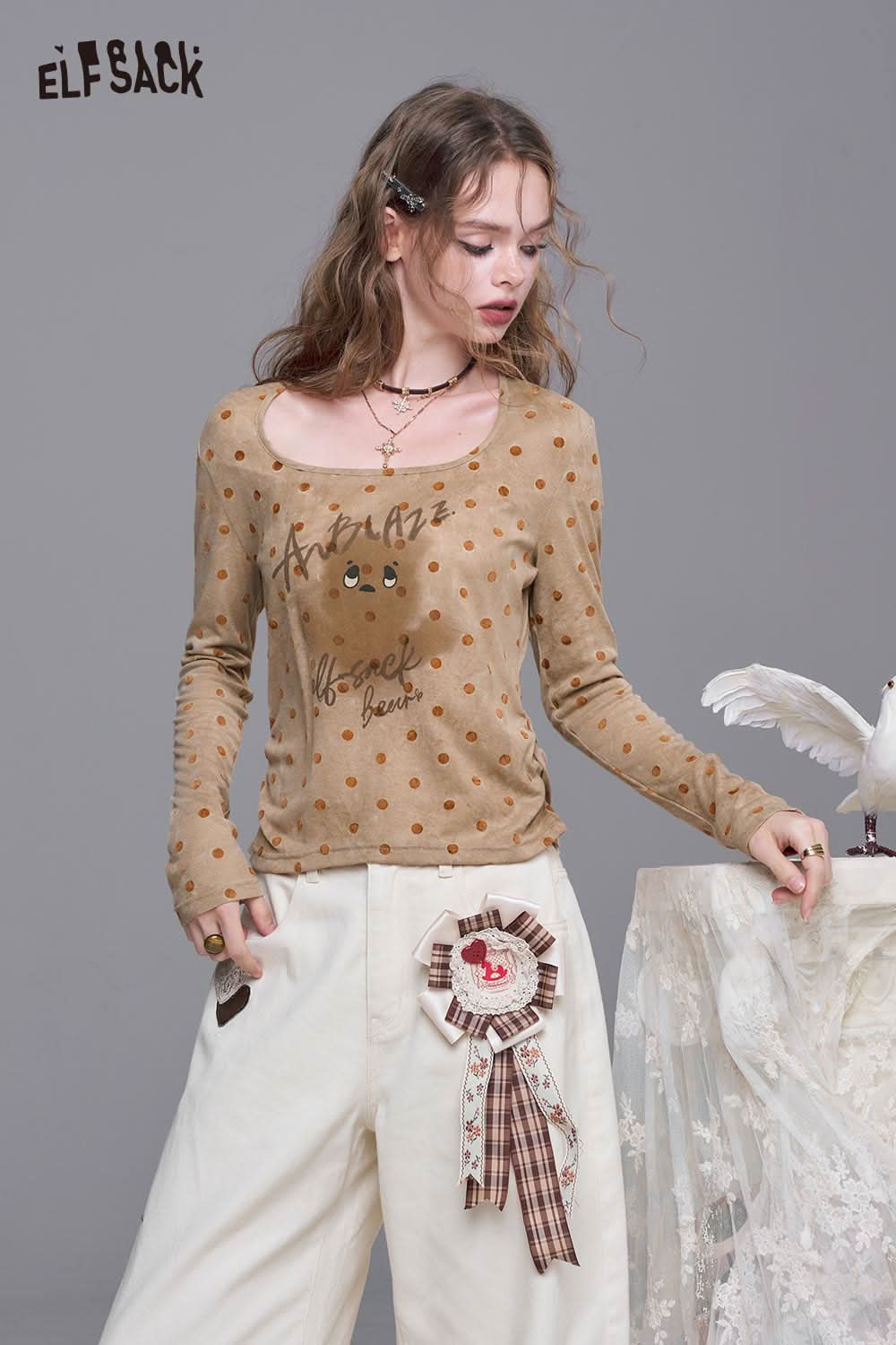 ELFSACK playful graphic print tee for women with a scoop neckline and dotted pattern