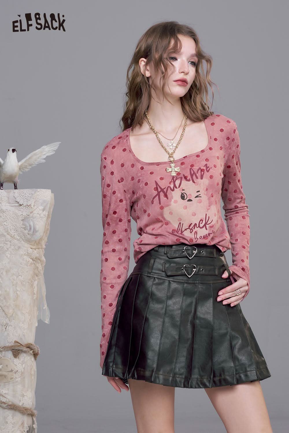 ELFSACK playful graphic print tee for women in pink with polka dots and cute cat design