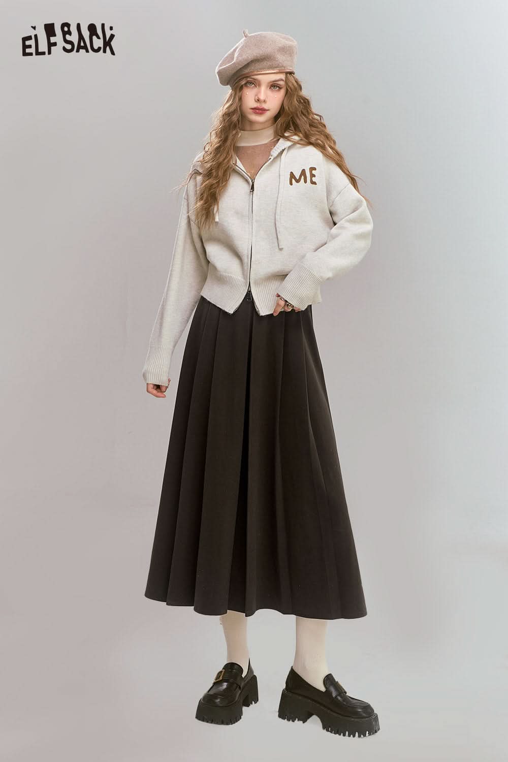 ELFSACK women's pleated maxi skirt for women in black paired with a cropped hoodie