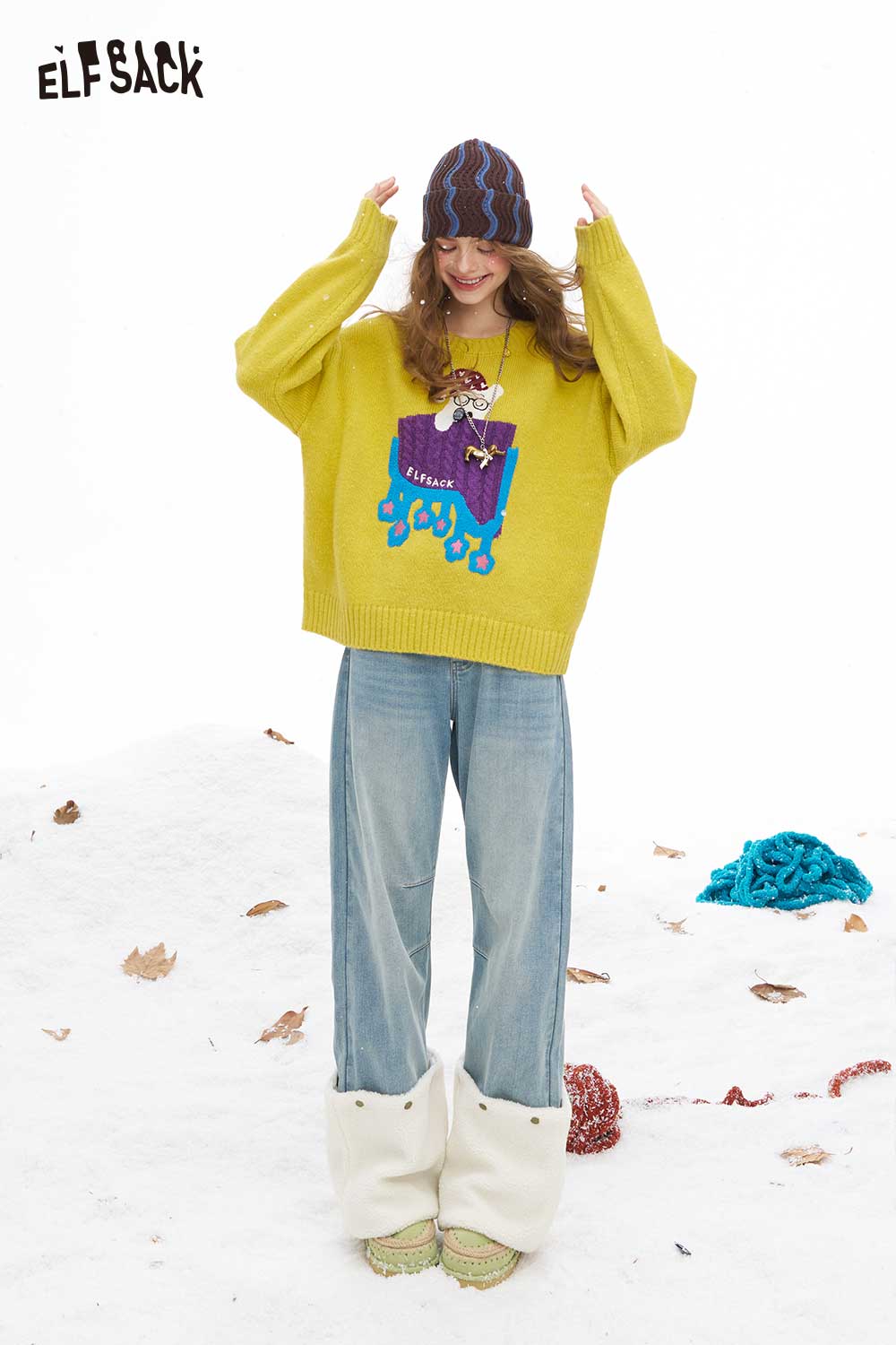 ELFSACK plush hem patchwork jeans in light blue for a trendy winter look with oversized knit sweater