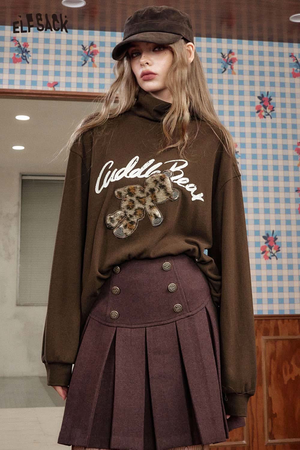 ELFSACK plush teddy bear embroidery top in brown with stylish lettering and a relaxed fit