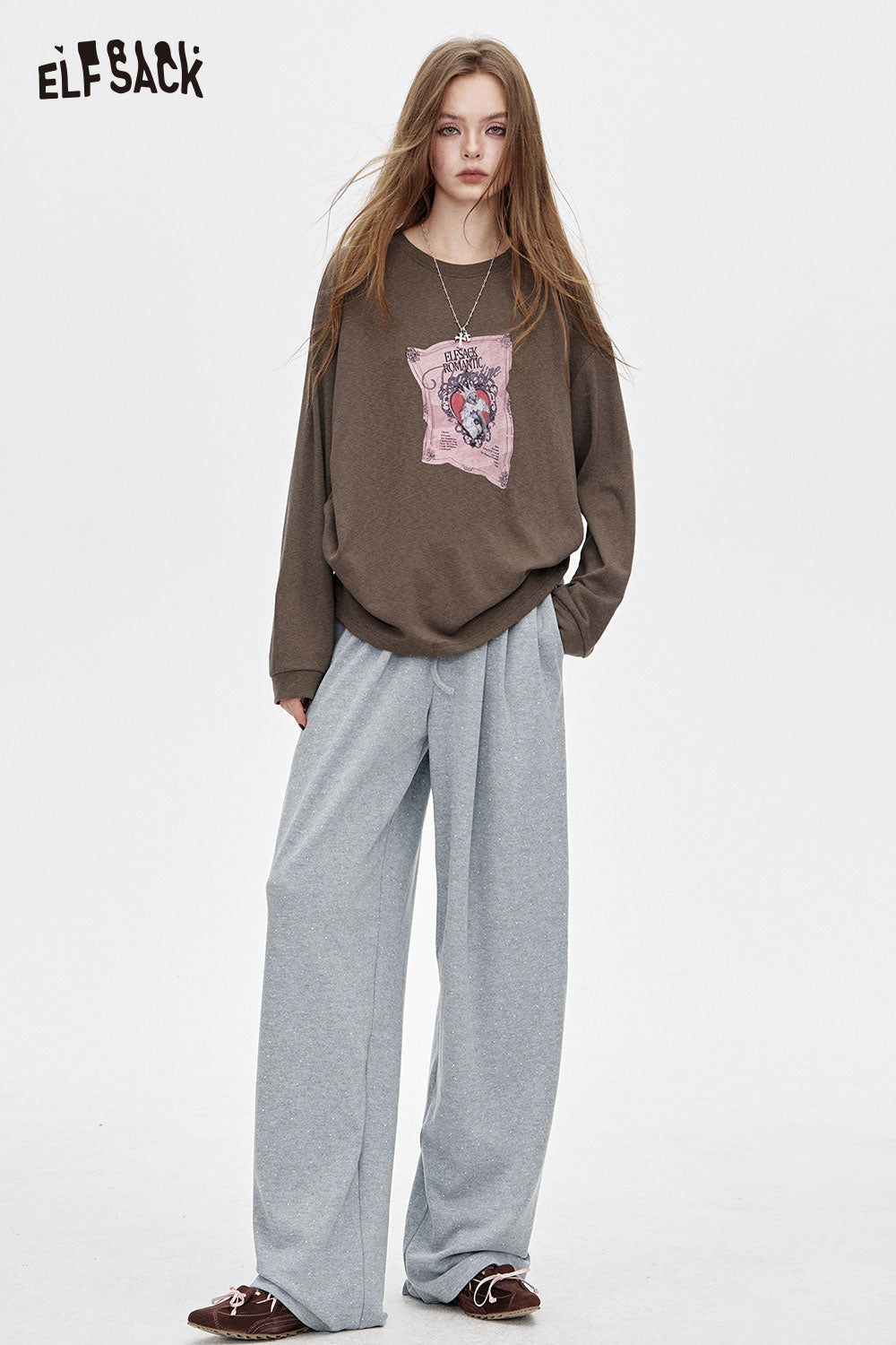 ELFSACK women's outfit featuring gray polyester crinkle sweatpants for women paired with a stylish brown top