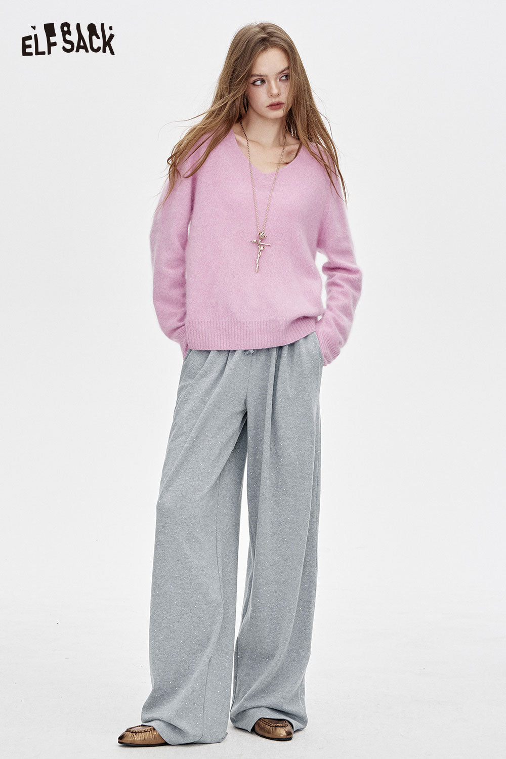 ELFSACK women's stylish outfit featuring comfortable polyester crinkle sweatpants for women and a cozy pink sweater