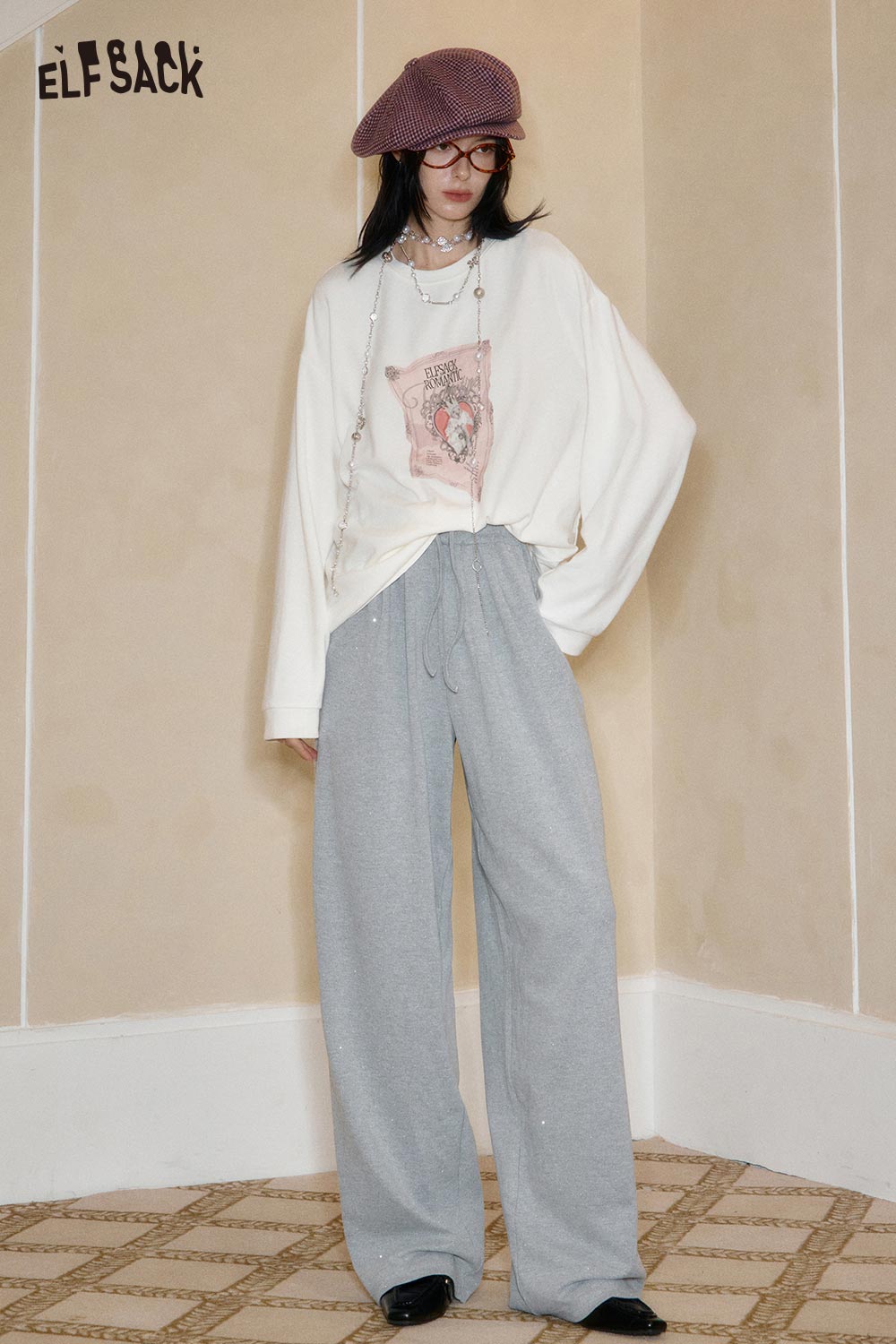 ELFSACK stylish polyester crinkle sweatpants for women paired with a casual top and accessories