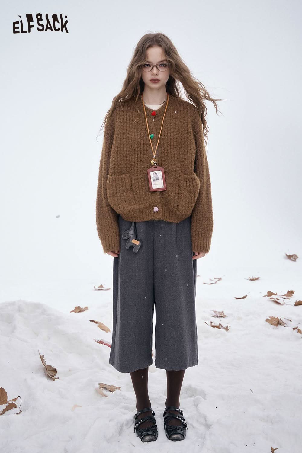 ELFSACK preppy round neck sweater in brown with oversized fit and front pockets for a stylish winter look