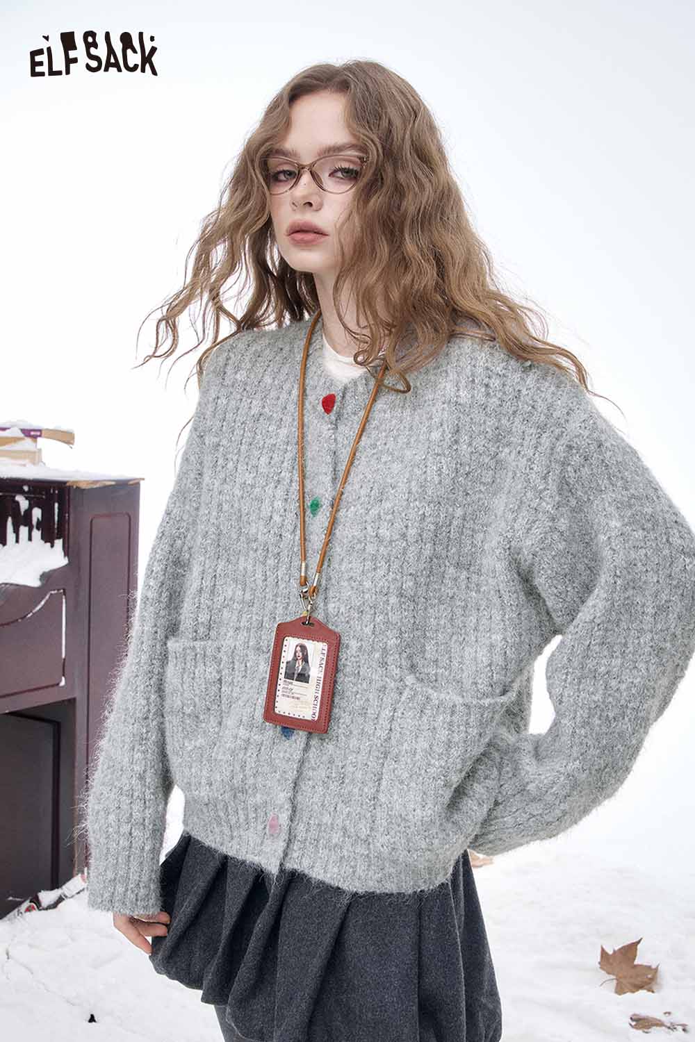 ELFSACK preppy round neck sweater in grey with oversized fit and front pockets