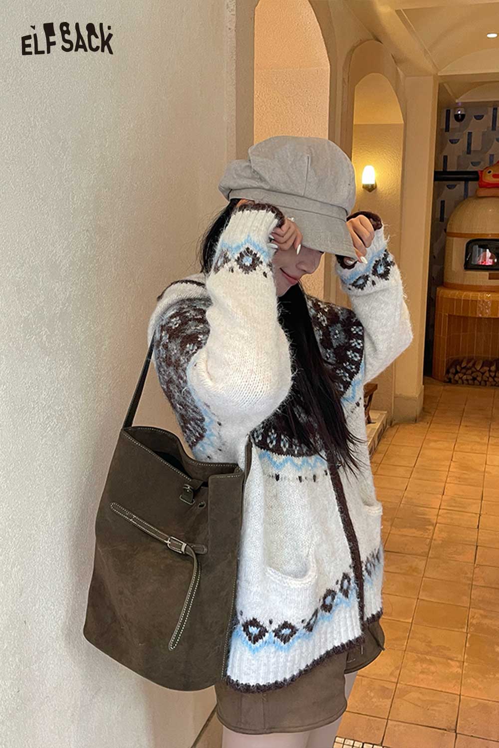 ELFSACK cozy sweater style with a PU leather bucket bag for women for a chic look