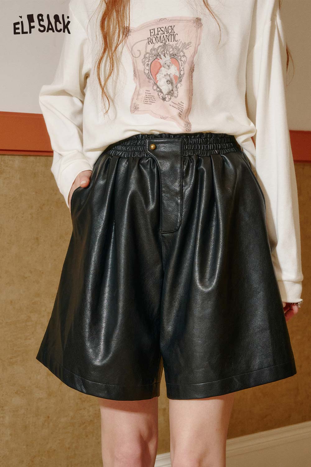 ELFSACK PU leather pleated shorts in black with a comfortable waistband for trendy style