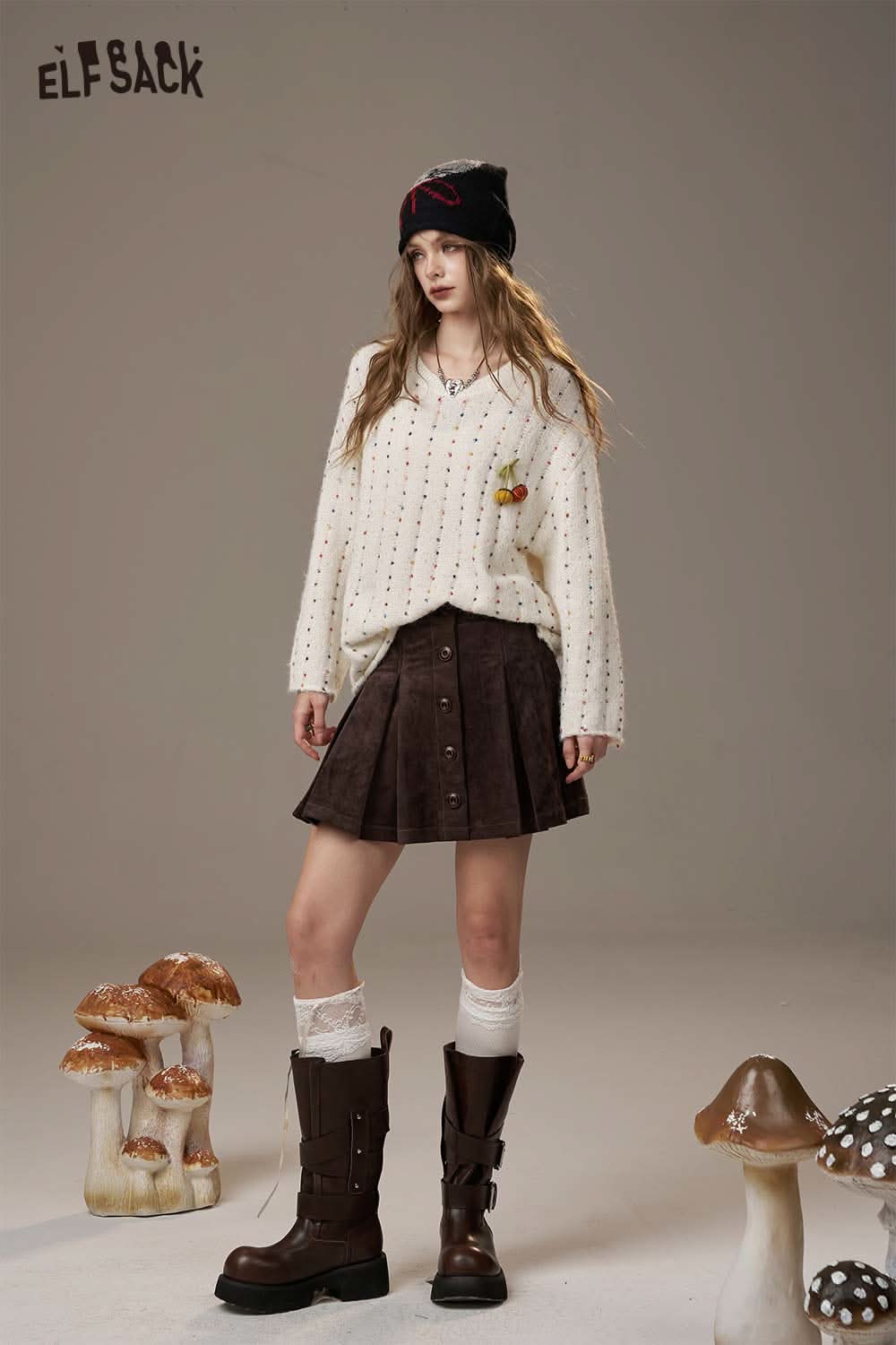 ELFSACK pumpkin motif knit sweater in cream with a casual fit, paired with a brown skirt and boots