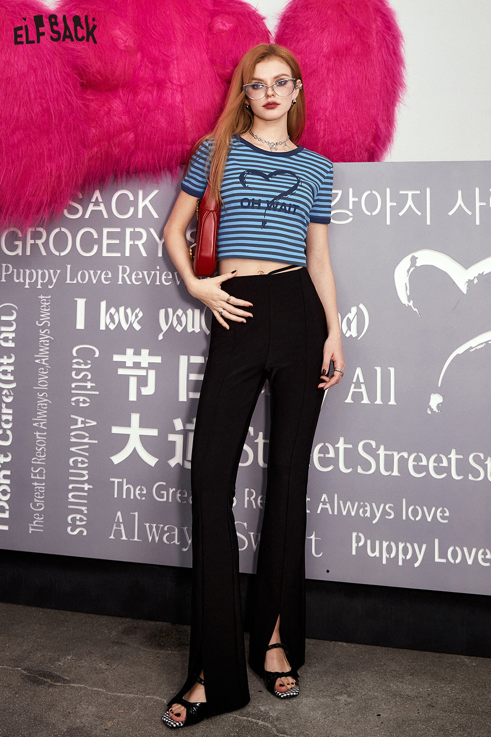 ELFSACK retro blue striped crop T-shirt paired with black high-waist pants and red handbag
