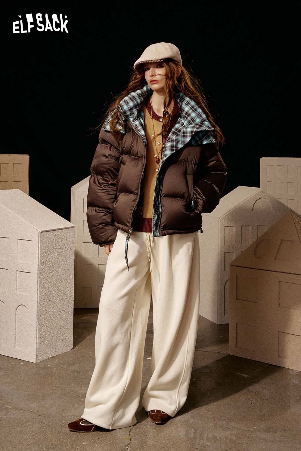 ELFSACK reversible Y2K down jacket women in brown with plaid details, styled with wide pants and cap