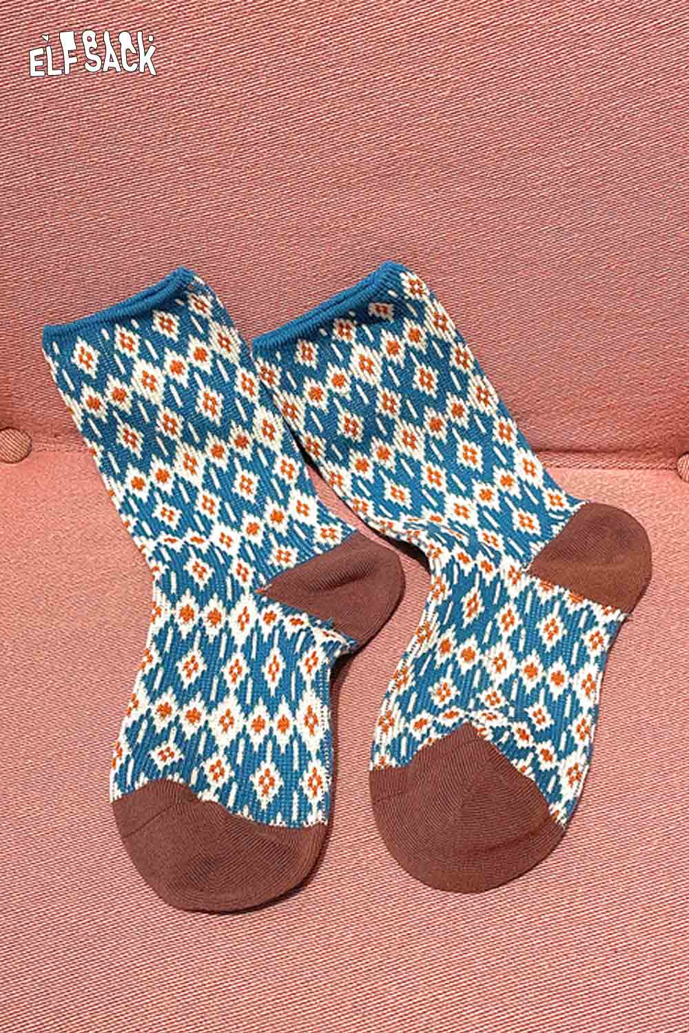 ELFSACK Soft patterned ankle socks with a vibrant geometric design in blue and orange colors