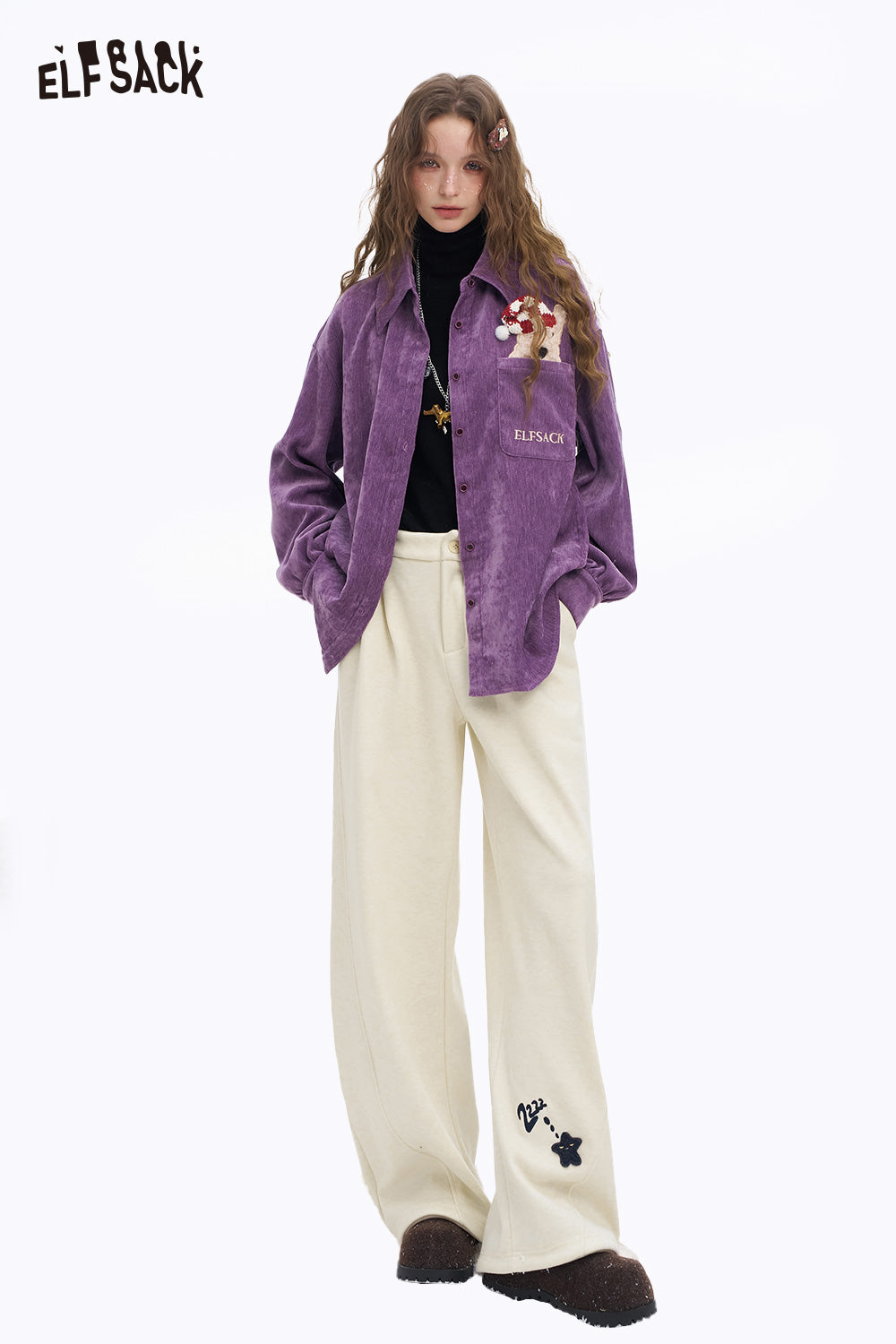 ELFSACK star graphic floor length pants in cream, styled with a purple jacket for a trendy look