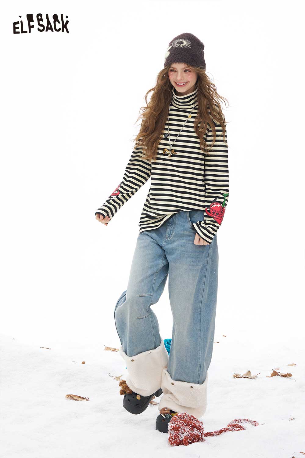 ELFSACK striped high neck graphic t-shirt for women styled with relaxed jeans and winter accessories