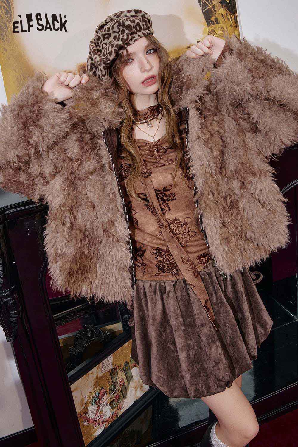 ELFSACK suede bloomer mini skirt paired with a cozy faux fur jacket and stylish beret
