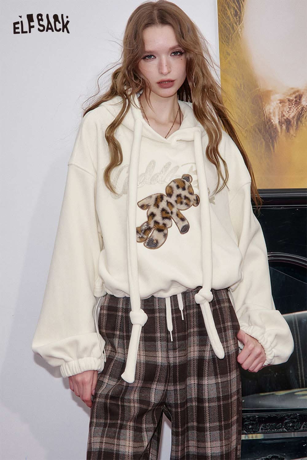 ELFSACK teddy bear applique hoodie in cream featuring a playful bear design and stylish drawstrings