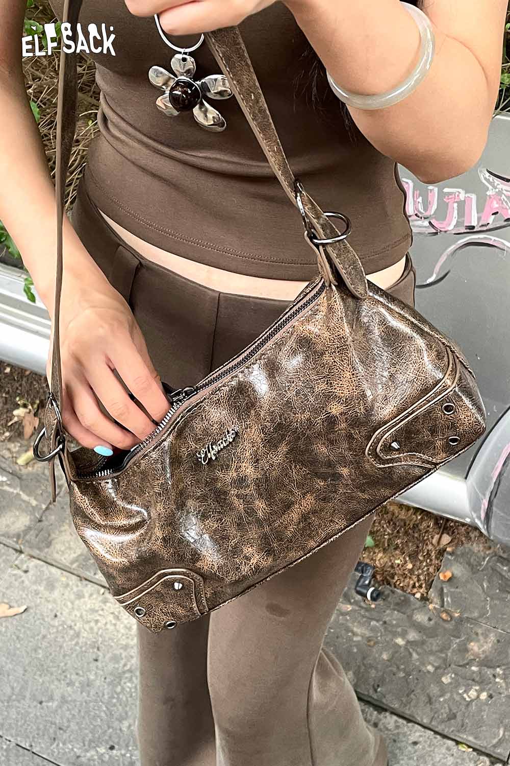ELFSACK vegan leather 90s shoulder bag in brown with a sleek design for trendy outfits