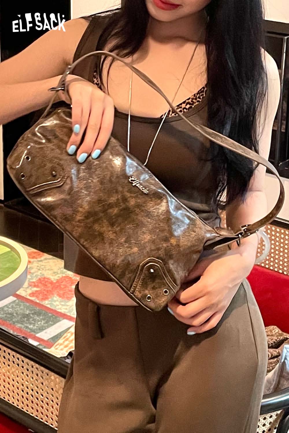 ELFSACK vegan leather 90s shoulder bag in brown with a stylish design for trendy outfits