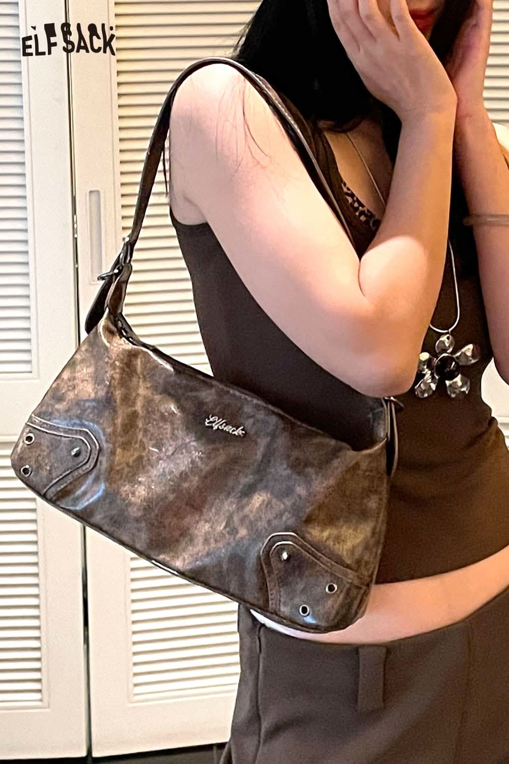 ELFSACK vegan leather 90s shoulder bag in brown, perfect for trendy outfits and daily use