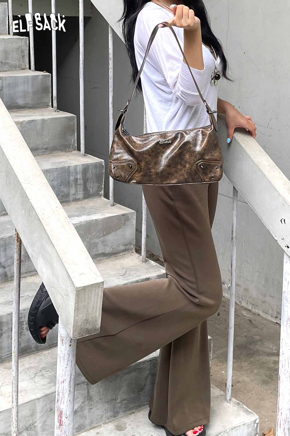 ELFSACK vegan leather 90s shoulder bag in trendy brown design, perfect for everyday use