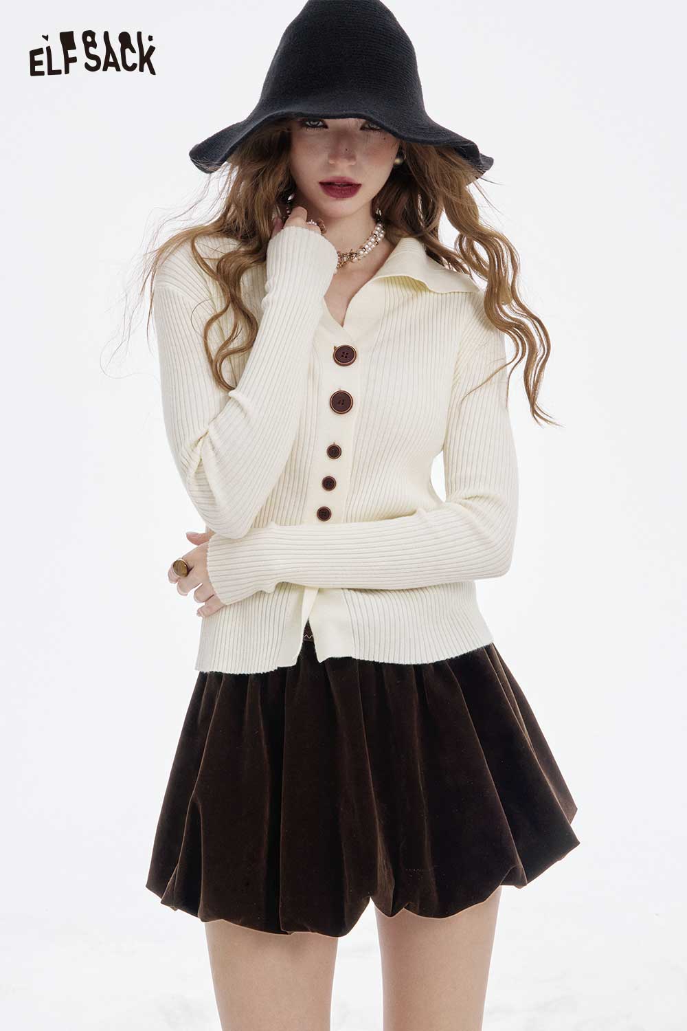 ELFSACK velvet short skirt for women in dark brown, paired with a cream sweater and stylish hat
