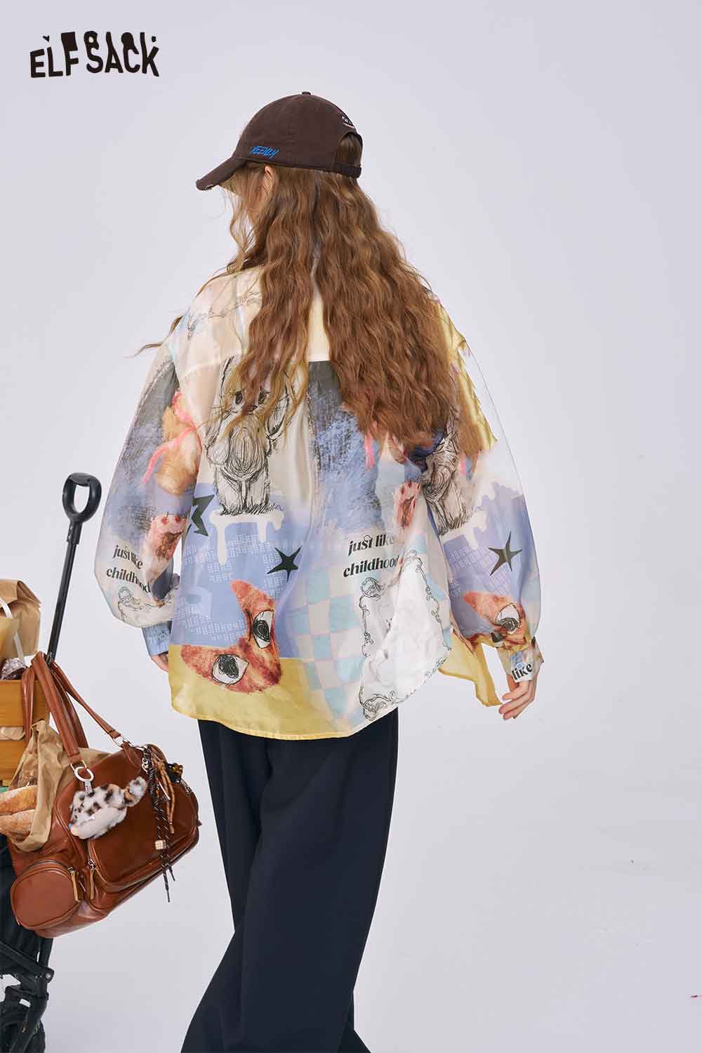 ELFSACK women all over print long sleeve shirt oversized multicolor illustration back view with cap