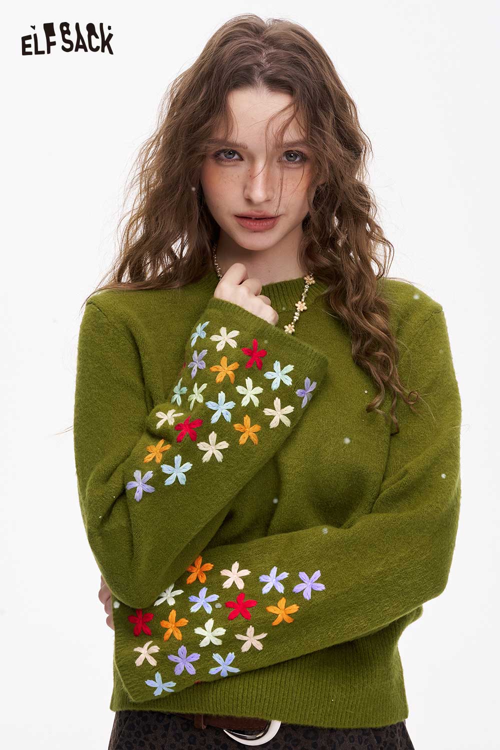 ELFSACK cropped floral sleeve sweater with colorful flower designs on green fabric, perfect for casual outfits
