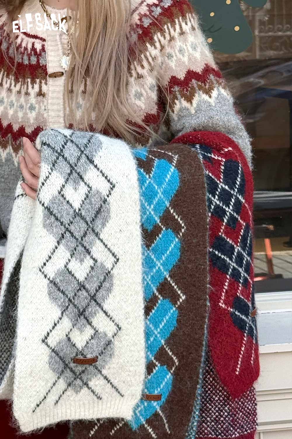 
                  
                    Cozy ELFSACK minimalist diamond pattern scarf in various colors, perfect for stylish winter outfits
                  
                