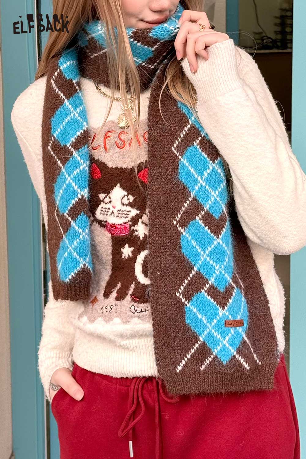 ELFSACK minimalist diamond pattern scarf in brown and blue for stylish winter wear