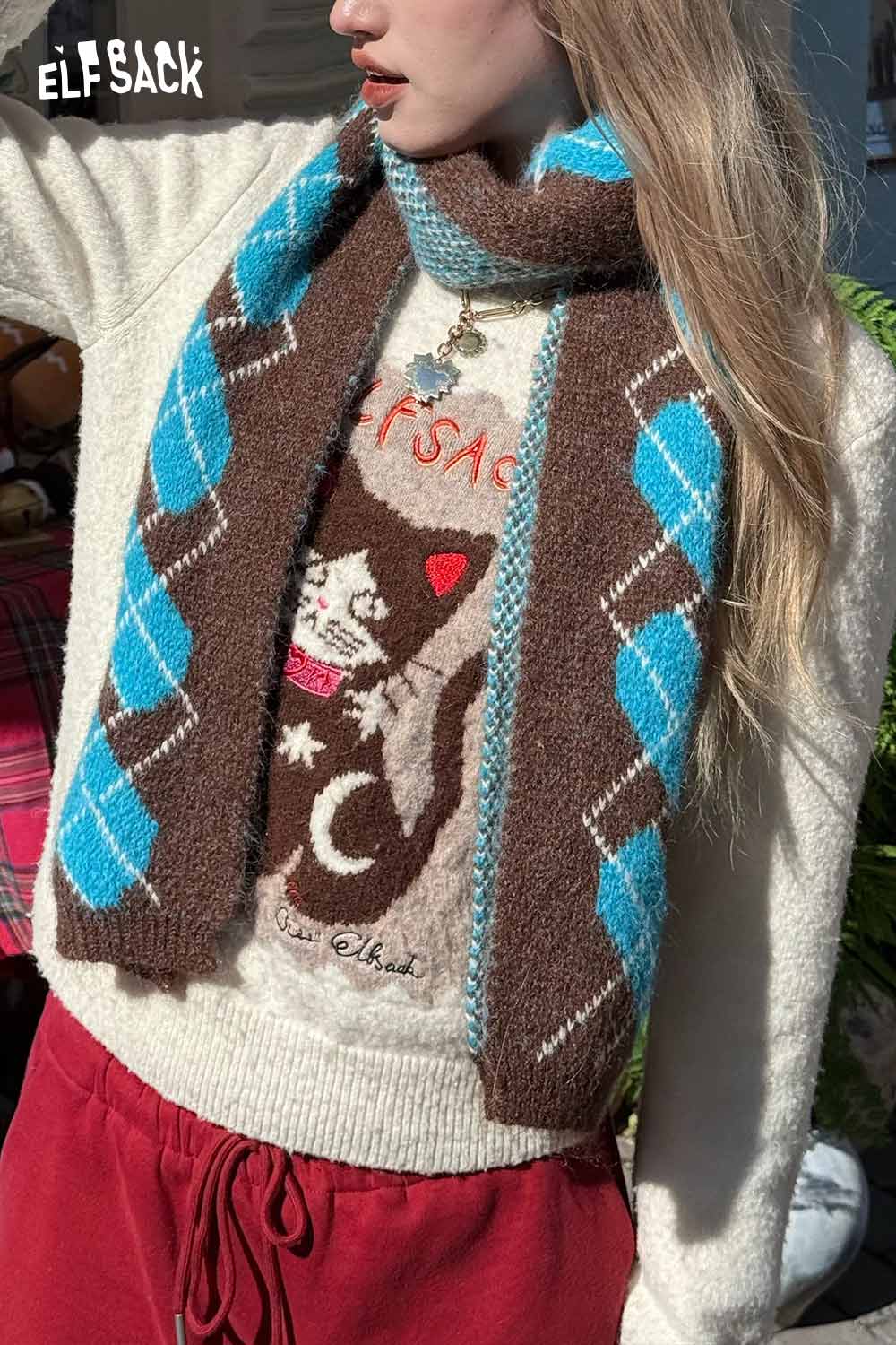 ELFSACK minimalist diamond pattern scarf in brown and blue, perfect for stylish layering in cold weather