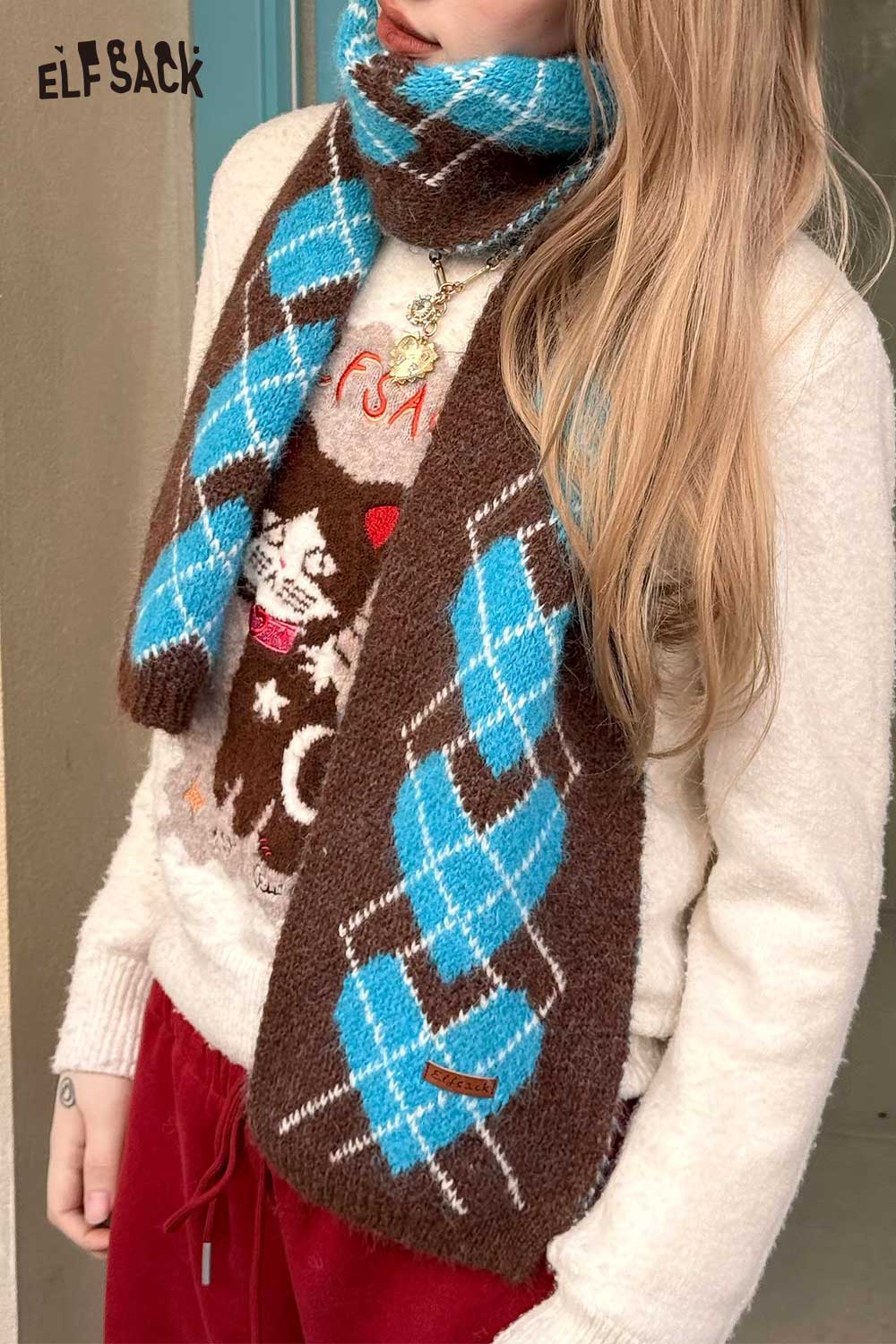ELFSACK minimalist diamond pattern scarf in brown and blue, perfect for stylish winter layering