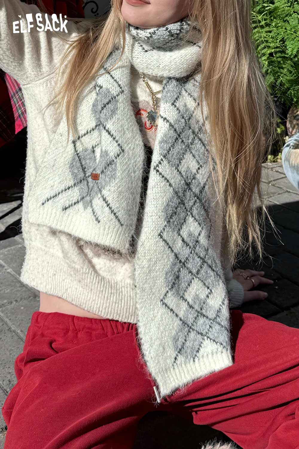 ELFSACK minimalist diamond pattern scarf in soft fabric, styled with a cozy outfit for a chic look