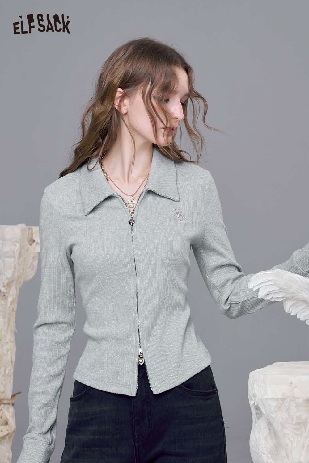 ELFSACK minimalist embroidered cardigan for women in light gray with a stylish zip front