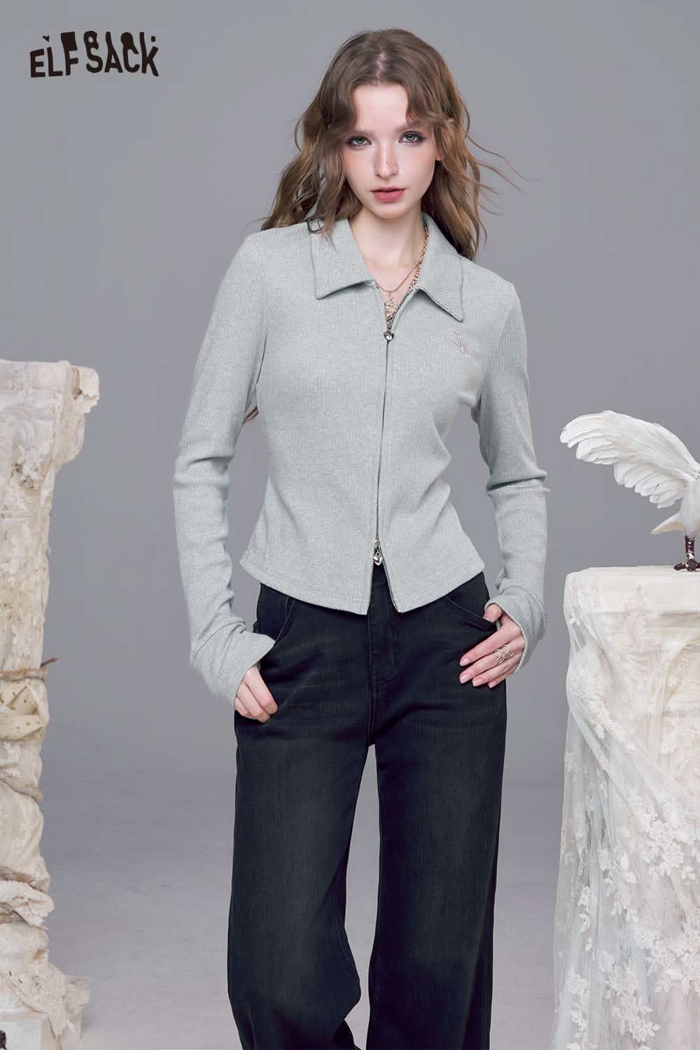 ELFSACK minimalist embroidered cardigan for women in light grey with a zip front and a stylish fit