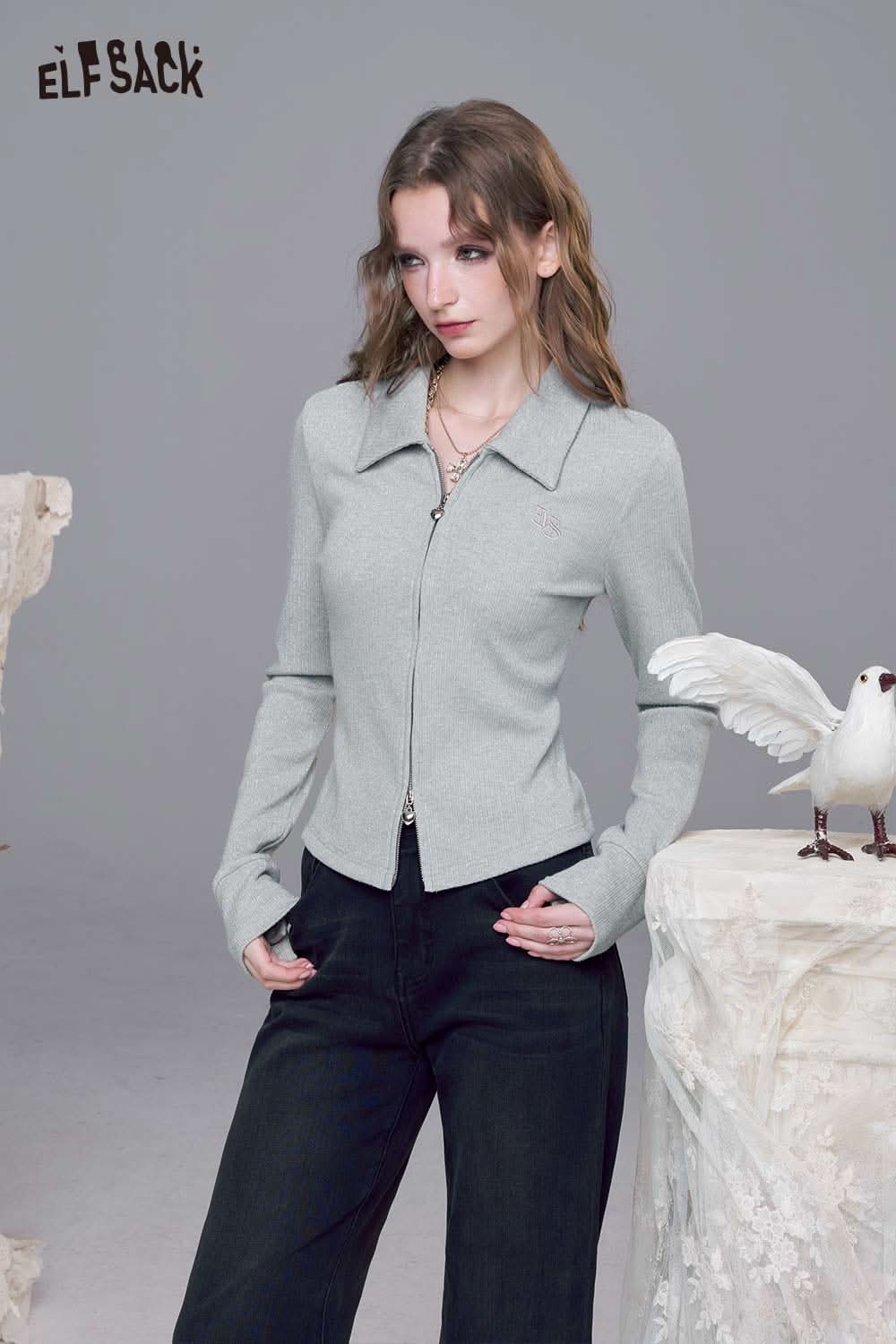 ELFSACK minimalist embroidered cardigan for women in light gray with a zip front and stylish collar