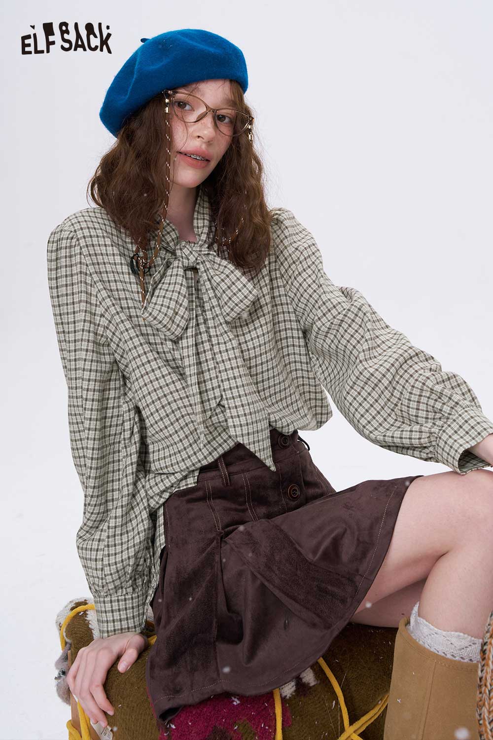 ELFSACK preppy bow tie blouse for women in a checkered pattern, paired with a brown skirt and blue beret