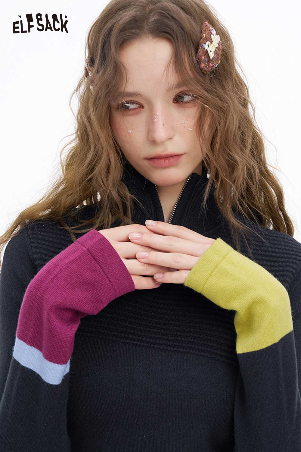 ELFSACK soft contrast sleeve knitwear with colorful arm details for a stylish and cozy look