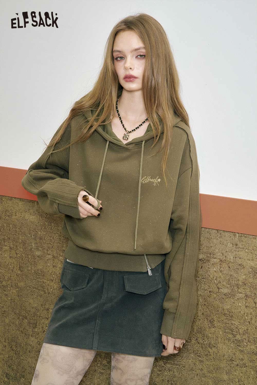 ELFSACK soft cropped hoodie for women in olive green with a cozy design and stylish details